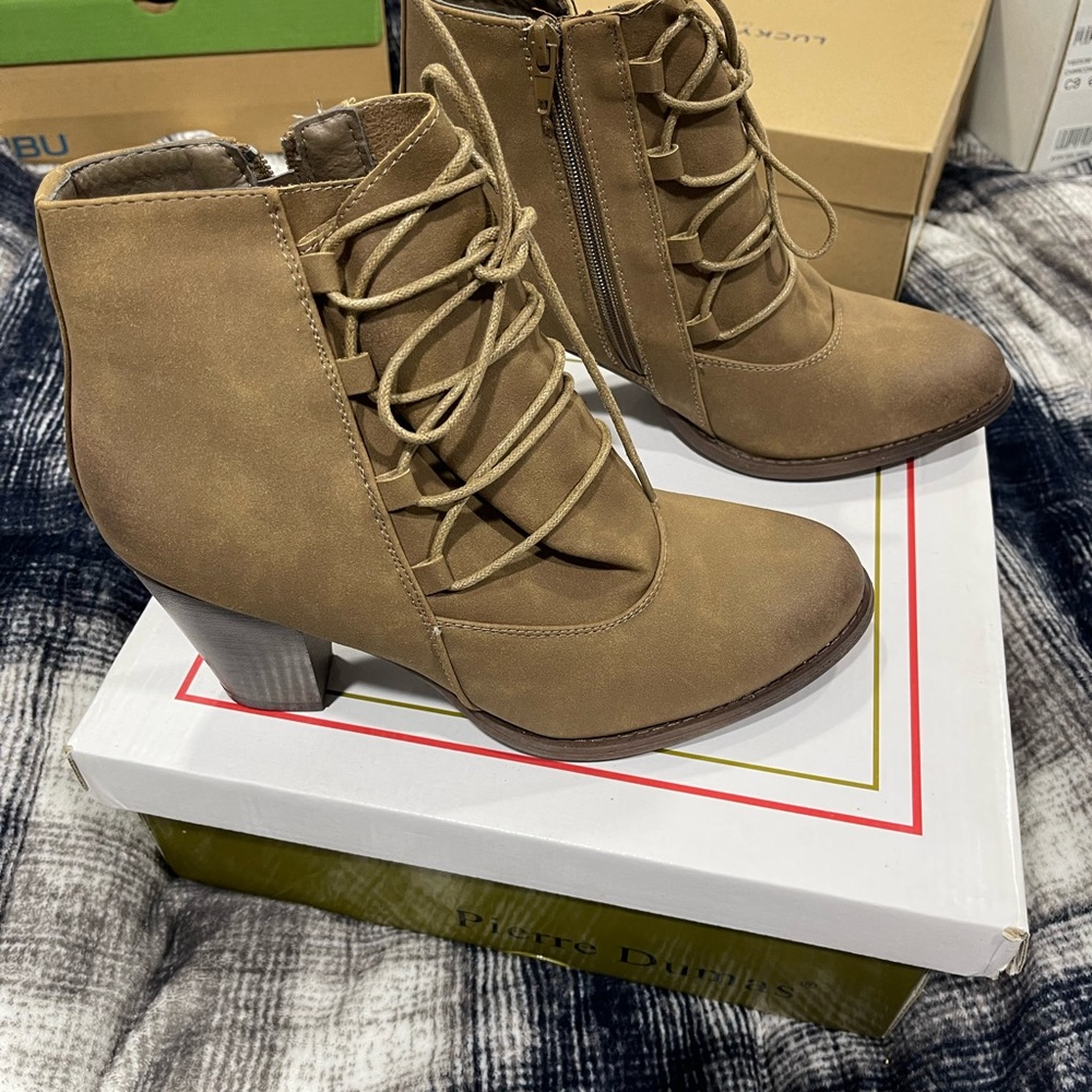 Pierre Dumas Boots Size 10 New in Box Great Christmas Present